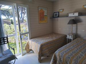 Postel nebo postele na pokoji v ubytování Chalet californien climatisé 6 personnes dans domaine privé avec piscine