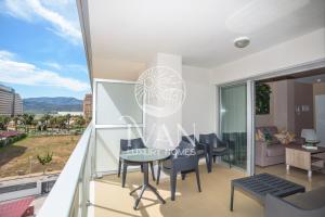 Zimmer mit einem Balkon mit Tisch und Stühlen in der Unterkunft Casa Andrea Ivan Luxury Homes 4ªPlta Sur 1ªLínea in Oropesa del Mar