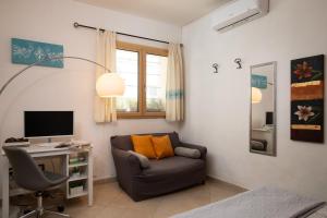 Μια τηλεόραση ή/και κέντρο ψυχαγωγίας στο Iknos Suites by Wonderful Italy