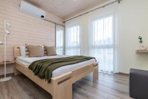 Ένα ή περισσότερα κρεβάτια σε δωμάτιο στο Atostogų namelis prie jūros