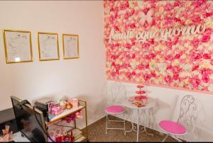 a room with pink and white flowers on the wall at Andale SuiteSpa in Villa Badessa