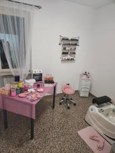 Andale SuiteSpa في Villa Badessa: غرفة مع طاولة وردية ومغسلة