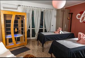a room with two beds and a window at Andale SuiteSpa in Villa Badessa