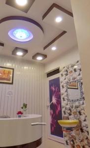 a bathroom with a ceiling with a light on it at Hotel Comfort Hostel Charbagh Inn Lucknow in Lucknow