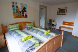een slaapkamer met een groot bed met kussens erop bij City Center Holiday Apartment in Interlaken