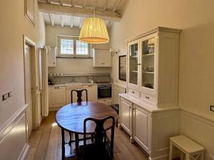 Η κουζίνα ή μικρή κουζίνα στο Appartamento in Villa del XV Secolo
