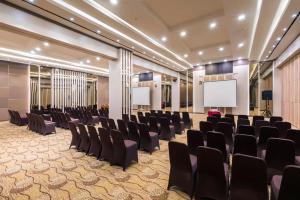 einen Konferenzraum mit Stühlen und Podiums in einem Gebäude in der Unterkunft Gets Hotel Semarang in Semarang