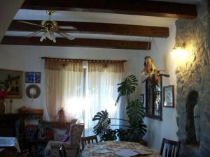 ein Esszimmer mit einem Tisch und einem Deckenventilator in der Unterkunft La Casa Nel Bosco in Beverino