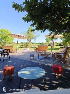 un grupo de bancos y mesas con sombrillas en Hôtel - Restaurant La Belle Poule - Contact Hôtel, en Rochefort 15 fotos más