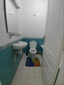 a bathroom with a toilet and a sink at Ennasr 2 - Rez-de-Chaussée Chaleureux - Internet Fibre - Chaines International - Commerces et Services à Proximité - Service Navette in Ariana