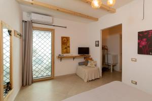 Μια τηλεόραση ή/και κέντρο ψυχαγωγίας στο Iknos Suites by Wonderful Italy +11 φωτογραφίες