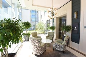 Khu vực ghế ngồi tại The Kingsley Hotel