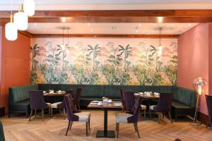Khu vực ghế ngồi tại The Kingsley Hotel