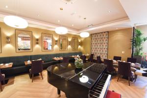 Khu vực ghế ngồi tại The Kingsley Hotel