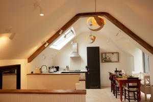 eine Küche und ein Esszimmer im Dachgeschoss in der Unterkunft The Old Winery Cottage No2 in Shepton Mallet + 14 Fotos
