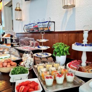 bufet z wieloma różnymi rodzajami żywności na wystawie w obiekcie Hotel 't Witte Huys Scheveningen w Scheveningen