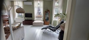 a living room with a couch and a tv at Townhouse Center Arnhem in Arnhem +11 photos