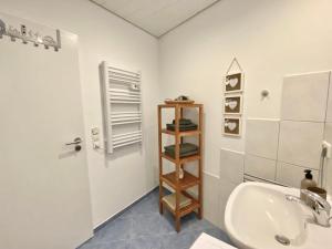 uma casa de banho com um lavatório, um WC e um chuveiro em Ferienwohnung Seesprung am Bodensee em Gaienhofen