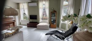 a living room with a couch and a tv at Townhouse Center Arnhem in Arnhem