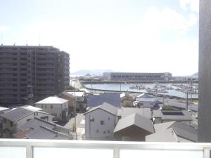 uma vista para uma cidade com edifícios e um porto em REVISION Kairouyama-tei - Vacation STAY 15801 em Hiroshima