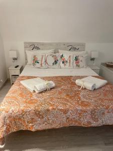 ein Schlafzimmer mit einem Bett mit zwei Handtüchern darauf in der Unterkunft B&B Piazza Plebiscito in Neapel