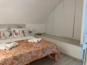 ein Schlafzimmer mit einem Bett mit zwei Kissen darauf in der Unterkunft B&B Piazza Plebiscito in Neapel