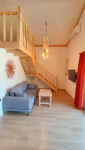 sala de estar con sofá y escalera en GUNEŞ BOUTIQUE OTEL en Fethiye