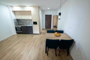 una cucina e una sala da pranzo con tavolo e sedie di MM Residence Mostar a Mostar
