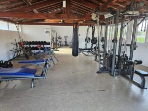 un gimnasio con un montón de equipamiento en una habitación en Casa Luisa Mobil Home en Canet-en-Roussillon
