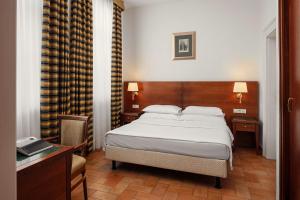 Postel nebo postele na pokoji v ubytování Hotel Galileo