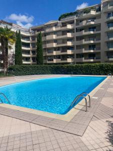 Bazén v ubytovaní Super T2 Avec piscine Lyon 3ème alebo v jeho blízkosti