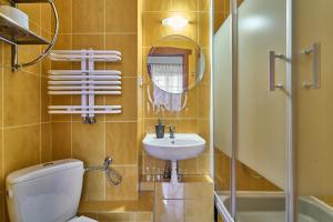 a bathroom with a toilet and a sink and a shower at Jaś i Małgosia in Szklarska Poręba