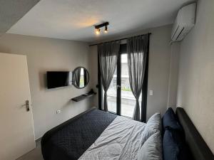 Ένα ή περισσότερα κρεβάτια σε δωμάτιο στο Villa Sunset Yerakini