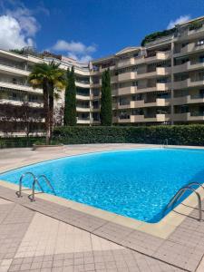 Bazén v ubytovaní Super T2 Avec piscine Lyon 3ème alebo v jeho blízkosti