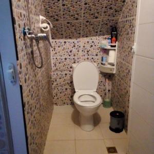Habitación con baño pequeño con aseo. en شقة بجنب مطار المسيرة 