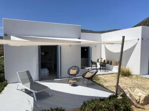 Galeriebild der Unterkunft The Hedonist Square cycladic house with sea view in Kampos Paros