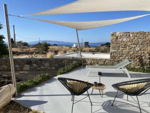 Galeriebild der Unterkunft The Hedonist Square cycladic house with sea view in Kampos Paros