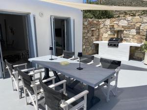 Galeriebild der Unterkunft The Hedonist Square cycladic house with sea view in Kampos Paros