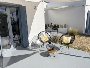 Galeriebild der Unterkunft The Hedonist Square cycladic house with sea view in Kampos Paros + 14 Fotos
