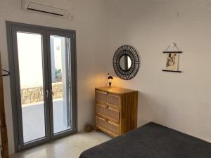Galeriebild der Unterkunft The Hedonist Square cycladic house with sea view in Kampos Paros