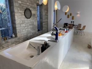 Galeriebild der Unterkunft The Hedonist Square cycladic house with sea view in Kampos Paros