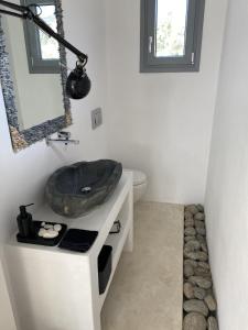 Galeriebild der Unterkunft The Hedonist Square cycladic house with sea view in Kampos Paros