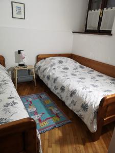 Un pat sau paturi într-o cameră la Apartmaji MAVITA Piran