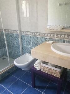 Un baño con lavabo, inodoro y bañera. en Bungalow 100 metros de la playa, en Oliva 4 fotos más