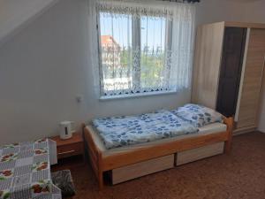 Ένα ή περισσότερα κρεβάτια σε δωμάτιο στο Pokoje Gościnne Viking