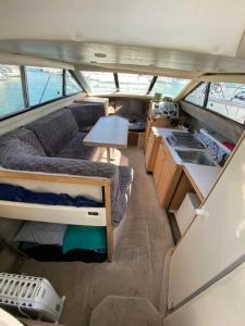 ラ・ロシェルにあるNuit insolite sur un bateau - Linge & ménage inclusのベッド1台とボート内のシンクが備わる客室です。