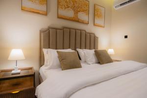 a bedroom with two beds with a headboard at شقة بصالة وغرفة نوم ومدخل ذكي 5 in Riyadh