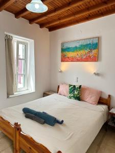 - une chambre avec un grand lit blanc et une grande fenêtre dans l'établissement LaLaLand, à Mykonos