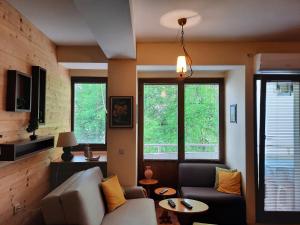 ein Wohnzimmer mit einem Sofa und 2 Fenstern in der Unterkunft Luccia Apartments - Ohrid City Centre in Ohrid