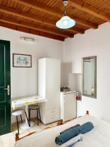 - une chambre avec un lit, une table et un miroir dans l'établissement LaLaLand, à Mykonos